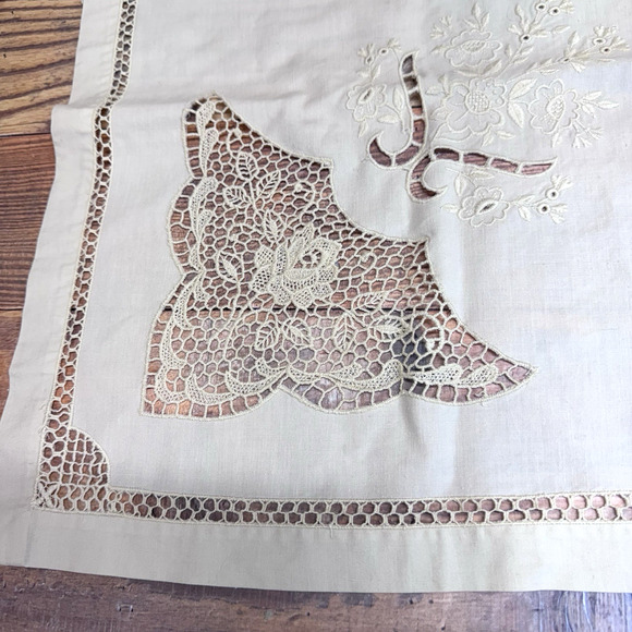 Vintage Set Embroidered Beige Table Runner w 2 Napkins Cutwork Embroidery - Picture 4 of 6